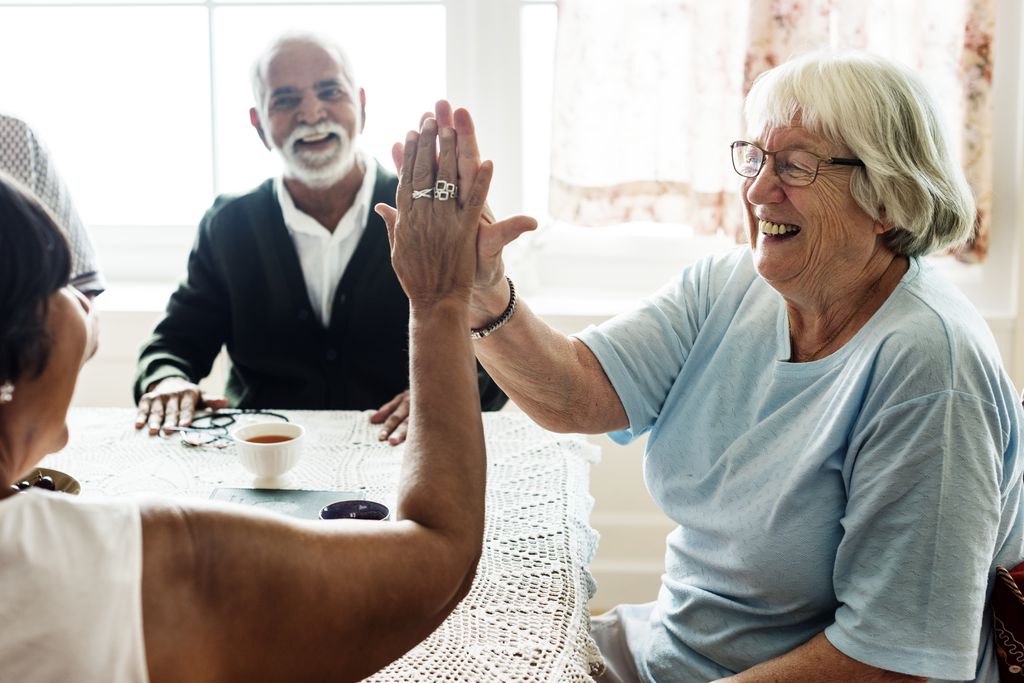 É importante buscar novos interesses e viver mais próximo de amigos ou parentes para garantir uma vida social satisfatória, especialmente na terceira idade (Imagem: Rawpixel.com/Freepik)