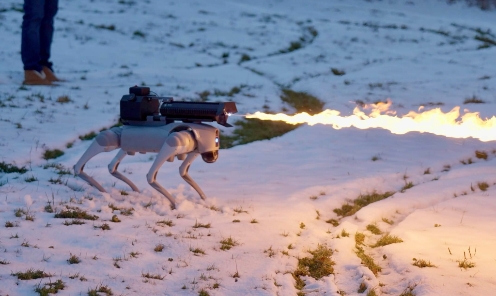 Entre as sugestões de uso do cão-robô lança-chamas, está a remoção de neve e gelo (Imagem: Throwflame/Divulgação)