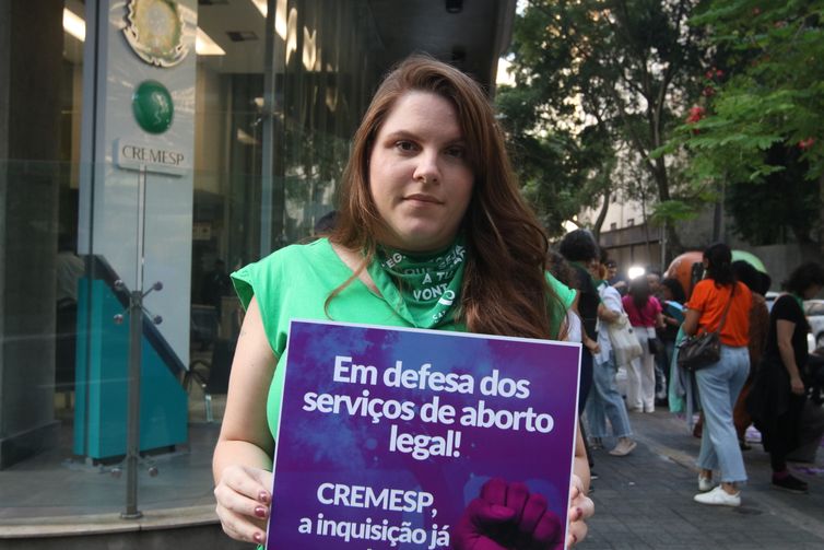 São Paulo (SP), 16/05/2024 - A ativista Tabata Pastore Tesser, da Frente Estadual pela Legalização do Aborto, participa do ato em defesa dos serviços de aborto legal em frente ao Conselho Regional de Medicina do Estado de São Paulo - Cremesp. Foto: Rovena Rosa/Agência Brasil