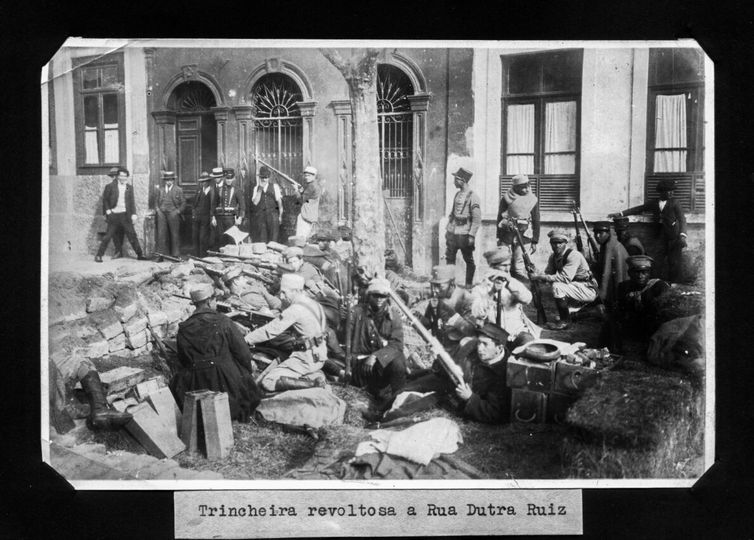 São Paulo (SP) 07/06/2024 - Em 1924, a cidade de São Paulo vivenciou um cenário de guerra. Por 23 dias, bairros operários como a Mooca, Brás, Cambuci, Ipiranga e Belenzinho ficaram sob intenso bombardeio das forças legalistas sob as ordens do ex-presidente Artur Bernardes (1875-1955). Foto: Acervo Alesp/Divulgação