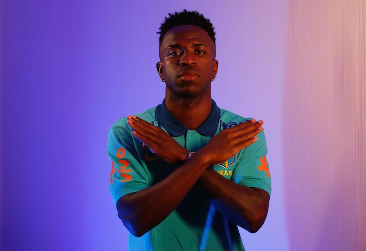 Rafael Ribeiro/CBF/Direitos Reservados Vinicius Júnior, gesto antirracista, Fifa - lançamento no jogo Brasil x uruguai, em 19/11/2024