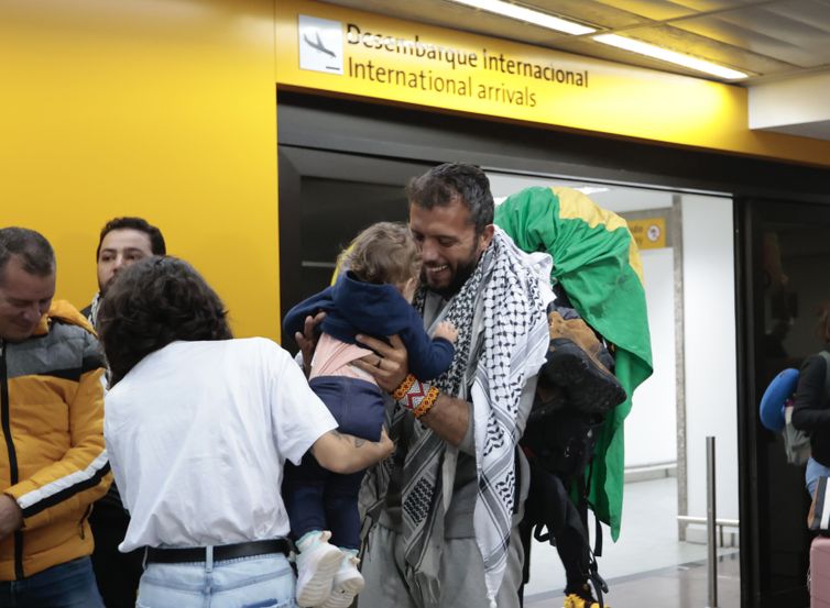 São Paulo (SP), 13/06/2025. O ativista Thiago Ávila durante a sua chegada no aeroporto de Guarulhos, após ser preso e deportado pelo exército israelense ao tentar desembarcar em Gaza. Foto: Paulo Pinto/Agência Brasil