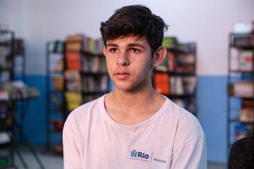 Rio de Janeiro (RJ), 27/08/2025 – O aluno Enzo Sabino Silva Cascardo durante entrevista à Agência Brasil, no Ginásio Experimental Olímpico Reverendo Martin Luther King, na Praça da Bandeira, no Rio de Janeiro. Foto: Tomaz Silva/Agência Brasil