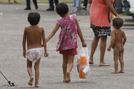 Yanomamis convivem nos arredores da Casa de Saúde do Índio, onde está instalado Hospital de Campanha da FAB, que presta atendimento aos indígenas trazidos em situação de emergência para Boa Vista.