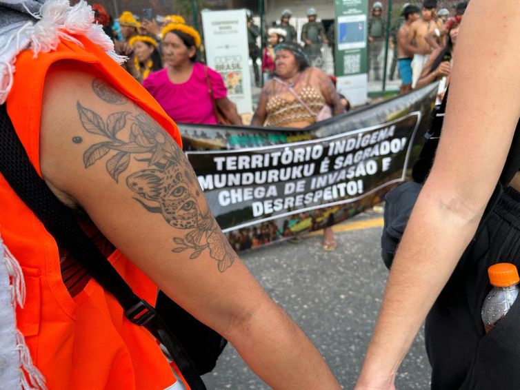 Gabriel Corrêa/Rádio Nacional Brasília (DF) 14/11/2025 – Protesto na entrada principal da COP30.
Foto: Gabriel Corrêa/Rádio Nacional