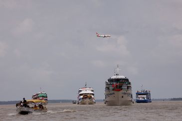 Tânia Rêgo/Agência Brasil Belém (PA), 12/11/2025 - Barqueata da Cúpula dos Povos, liderada pela