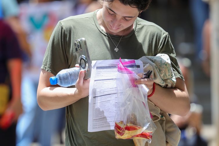 Fabio Rodrigues-Pozzebom/ Agência Brasil Brasília (DF) 09/11/2025 - Candidatos chegam para fazer a prova nesse primeiro dia de Enem Foto: Fabio Rodrigues-Pozzebom/ Agência Brasil