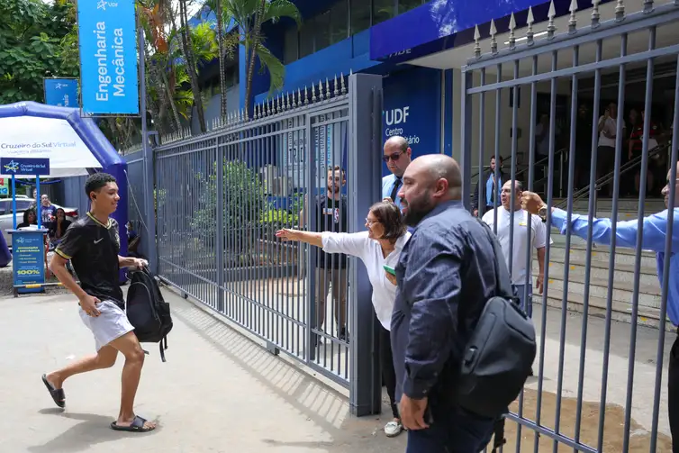 Fabio Rodrigues-Pozzebom/ Agência Brasil Brasília (DF) 09/11/2025 - Candidatos chegam para fazer a prova nesse primeiro dia de Enem Foto: Fabio Rodrigues-Pozzebom/ Agência Brasil
