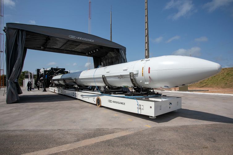 Alcântara (MA) - 16/12/2025 FAB realiza últimos preparativos para lançamento do 1º foguete comercial em território brasileiro. O Foguete HANBIT-Nano, da start-up espacial Innospace, já está posicionado na plataforma do Centro de Lançamento de Alcântara (CLA). Foto: Sgt Vanessa Sonaly/ Divulgação