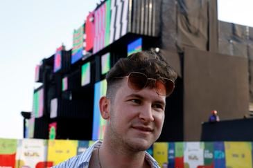 Rio de Janeiro (RJ), 30/12/2025 - Movimentação na praia de Copacabana na véspera da festa de ano novo. O inglês, Cain Dyson, veio ao Rio com amigos para passar a virada do ano.. Foto: Tânia Rêgo/Agência Brasil