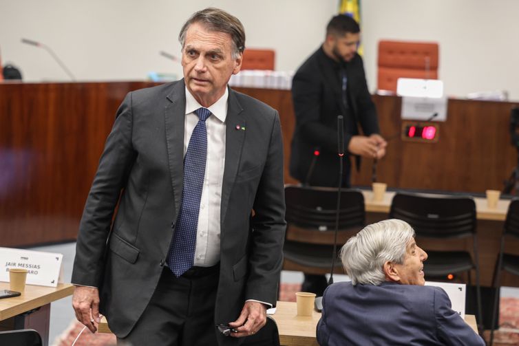 Brasília (DF), 10/06/2025 - O ex presidente Jair Bolsonaro chegando para depoimento na 1 turma do STF.
O ministro do Supremo Tribunal Federal (STF) Alexandre de Moraes começa a ouvir os réus do núcleo 1 na ação da trama golpista, os interrogatórios ocorrerão presencialmente na sala de julgamentos da primeira turma da corte 
Foto: Valter Campanato/Agência Brasil