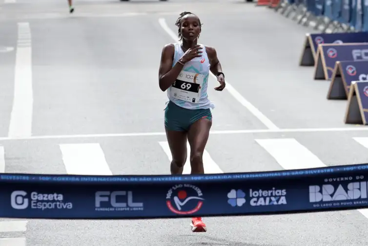 Paulo Pinto/Agência Brasil São Paulo (SP), 31/12/2025 - A corredora do Quênia Cynthia Chemweno, segundo lugar da categoria feminina da 100ª Corrida Internacional de São Silvestre. Foto: Paulo Pinto/Agencia Brasil