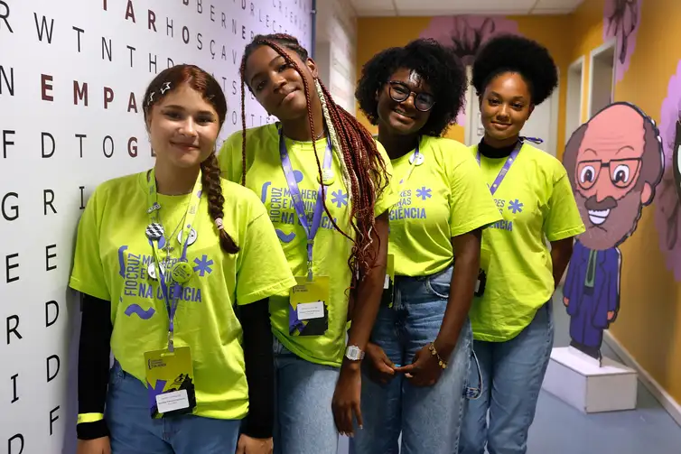 Rio de Janeiro (RJ), 10/02/2026 - Alunas do ensino médio participam de programa em que a Fiocruz abre as portas para 150 alunas no Dia Internacional das Meninas e Mulheres na Ciência, na sede da Fiocruz, em Manguinhos, zona norte da cidade.  Foto: Tânia Rêgo/Agência Brasil