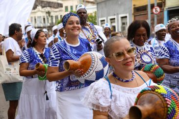 Rio de Janeiro (RJ), 02/02/2026 – O grupo Afoxé Filhos de Gandhi desfila no dia de Iemanjá pelas ruas da zona portuária do Rio de Janeiro. Foto: Tomaz Silva/Agência Brasil