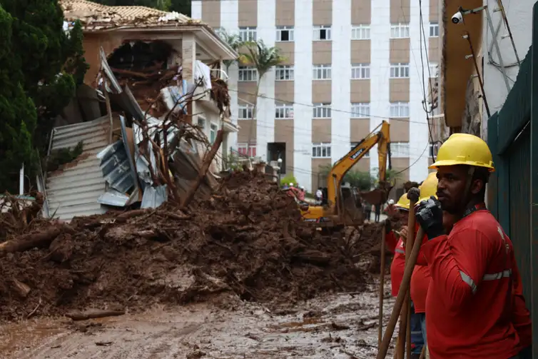 Rovena Rosa/Agência Brasil Juiz de Fora (MG), 27/02/2026 - Deslizamento de terra do Morro do Cristo, ocorrido durante a tempestade de segunda-feira, 23 de fevereiro, no Bairro Paineiras. Foto: Rovena Rosa/Agência Brasil