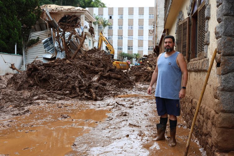 Rovena Rosa/Agência Brasil Juiz de Fora (MG), 27/02/2026 - Morador do bairro Paineiras, Guilherme Gouveia, ajuda na limpeza da lama trazida pelo deslizamentoto de terra, ocorrido durante a tempestade de segunda-feira, 23 de fevereiro, no Morro do Cristo. Foto: Rovena Rosa/Agência Brasil