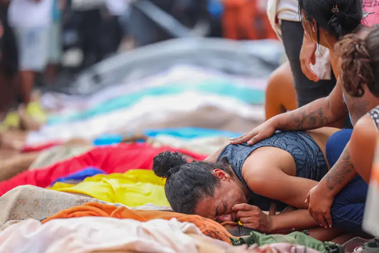Rio de Janeiro (RJ), 22/12/2025 - Retrospectiva 2025 - Foto feita em 28/10/2025 - Dezenas de corpos são trazidos por moradores para a Praça São Lucas, na Penha, zona norte do Rio de Janeiro. Operação Contensçao.
Foto: Tomaz Silva /Agência Brasil