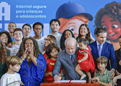 Brasília (DF), 18/03/2026 - O presidente da República, Luiz Inácio Lula da Silva, participa de cerimônia de assinatura de decretos que regulamentam o Estatuto Digital da Criança e do Adolescente - ECA. Foto: Ricardo Stuckert/PR