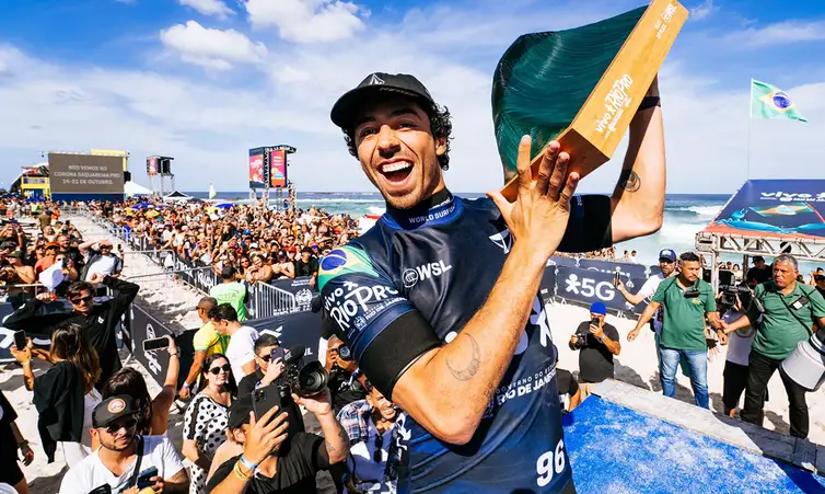 Thiago Diz/WSL Brasília (DF), 20/02/2026 - FOTO DE ARQUIVO - Surfista Yago Dora com troféu. Foto: Thiago Diz/WSL