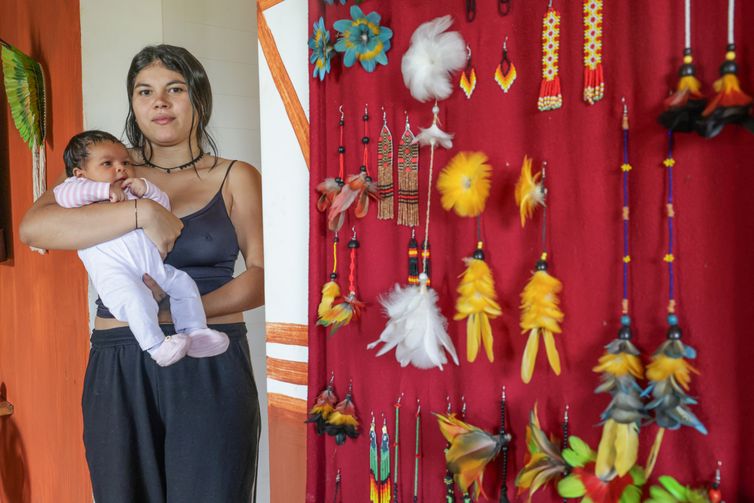 Brasília (DF), 17/04/2026 - Ytawanay Fulni-ô e Kariri Xocó posa para foto com sua filha para especial para o dia dos Povos Indígenas, santuário dos pajés  no setor habitacional noroeste.
Foto: Joédson Alves/Agência Brasil