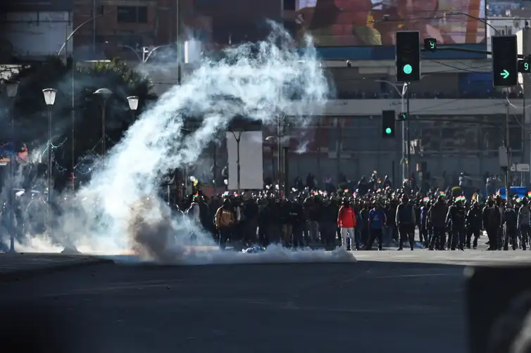 REUTERS/Claudia Morales/arquivo/Proibida reprodução Demonstrators from mining unions face police forces as they protest against President Rodrigo Paz's government amid an ongoing economic and fuel crisis, in La Paz, Bolivia, May 14, 2026. REUTERS/Claudia Morales
