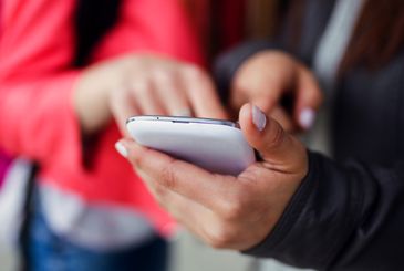Fake News; Notícia Falsa; Celular; Notebook; Computador; Notícia - Nova onda de fake news no Brasil influencia a guerra digital. Foto: Freepik