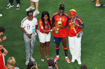 Soccer Football - FIFA World Cup 2026 - Final - Spain v Argentina - New York/New Jersey Stadium, East Rutherford, New Jersey, U.S. - July 19, 2026 Spain's Nico Williams celebrates with the trophy alongside mother Maria and father Felix after winning the World Cup REUTERS/Carlos Barria