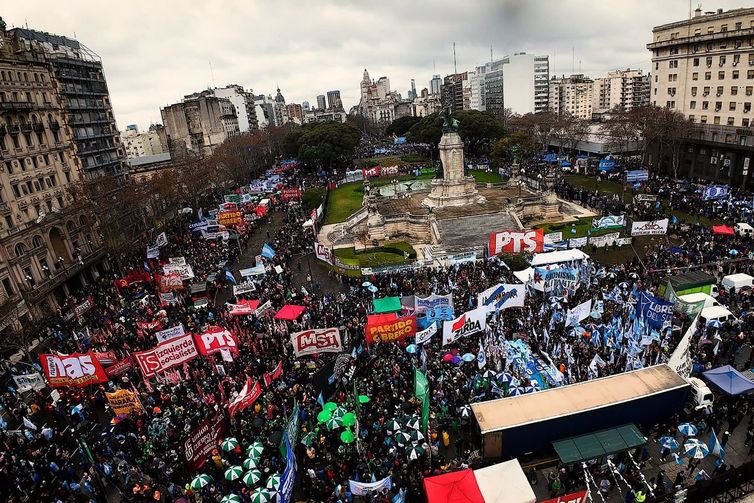 REUTERS/ AGÊNCIA DE NOTÍCIAS DA AMÉRICA LATINA/PROIBIDA REPRODUÇÃO Buenos Aires, Argentina ? In the photos, social, labor, political, and student groups, along with independent citizens, mobilized in Buenos Aires on August 6, 2026, against a controversial bill containing several initiatives regarding private property. The demonstration was called to express widespread public rejection of the chapter on the sale of land to foreigners within the proposed law on the