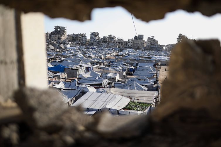 Reuters/Arquivo/Proibida reprodução Displaced Palestinians Live in Tents Amid Gaza Housing Crisis Displaced Palestinians continue daily life in crowded tents set up among destroyed buildings in Gaza City on October 5, 2026, amid a severe housing and shelter crisis after years of war and destruction. According to the United Nations Office for the Coordination of Humanitarian Affairs, 65 percent of families in the Gaza Strip are still living in tents or temporary shelters that provide almost no protection from the weather, while 94 percent of the population needs shelter and essential household assistance. The scene comes on World Habitat Day, marked on October 5, as displaced families face deteriorating tents, shortages of shelter materials and growing concerns ahead of the ra Copyright: xapaimagesxBilalxOsamaxxapaimagesx No Use Switzerland. No Use Germany. No Use Austria
