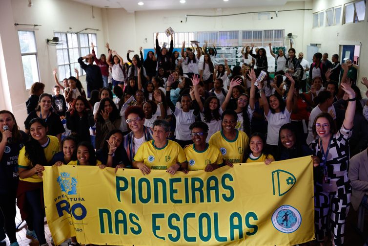 Fernando Frazão/Agência Brasil Rio de Janeiro (RJ), 21/10/2026 – Ex-jogadoras da seleção brasileira feminina de futebol Marisa, Fia e Pelé participam de atividades com alunas da rede pública de ensino na Escola Municipal Juan Antônio Samaranch, com o projeto Pioneiras nas Escolas. Foto: Fernando Frazão/Agência Brasil