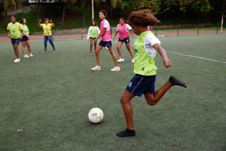 Fernando Frazão/Agência Brasil Rio de Janeiro (RJ), 21/10/2026 – Ex-jogadoras da seleção brasileira feminina de futebol Marisa, Fia e Pelé participam de atividades com alunas da rede pública de ensino na Escola Municipal Juan Antônio Samaranch, com o projeto Pioneiras nas Escolas. Foto: Fernando Frazão/Agência Brasil
