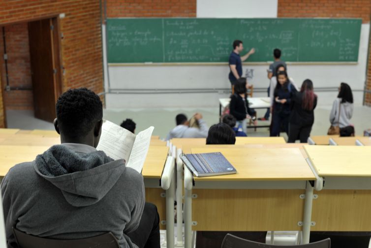 Marcello Casal jr/Agência Brasil UnB foi a primeira universidade federal a adotar sistema de cotas raciais
UnB reserva vagas para negros desde o vestibular de 2004
Percentual de negros com diploma cresceu quase quatro vezes desde 2000, segundo IBGE