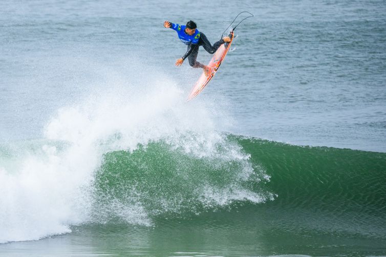 Manel Geada/WSL/direitos reservados SUPERTUBOS, PENICHE, PORTUGAL - OCTOBER 16: Three-time WSL Champion Gabriel Medina of Brazil surfs in Heat 2 of Round Two at the MEO Rip Curl Pro Portugal on October 16, 2026 at Supertubos, Peniche, Portugal. (Photo by Manel Geada/World Surf League)